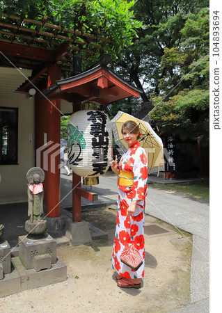 foreign woman in kimono 104893694