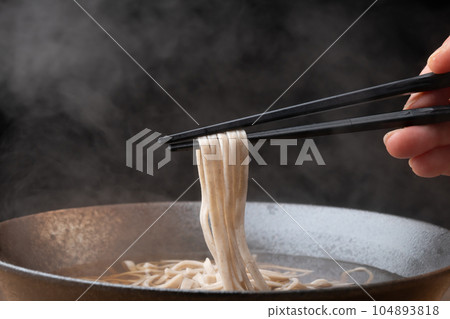 Kake soba 104893818