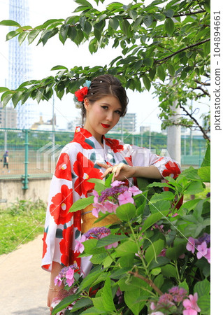 Hydrangea in full bloom and a foreign woman in a kimono Hydrangea in full bloom and a foreign woman in a kimono 104894661
