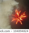 劇烈燃燒的煙花 104894824