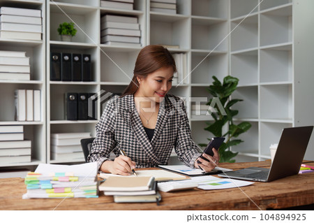 Professional analysis of business people and marketing strategy planning in the accounting workplace Professional analysis of business people and marketing strategy planning in the accounting workplace 104894925