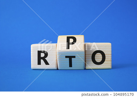 RPO vs RTO symbol. Wooden cubes with words RTO to RPO. Beautiful blue background. business concept. Copy space 104895170