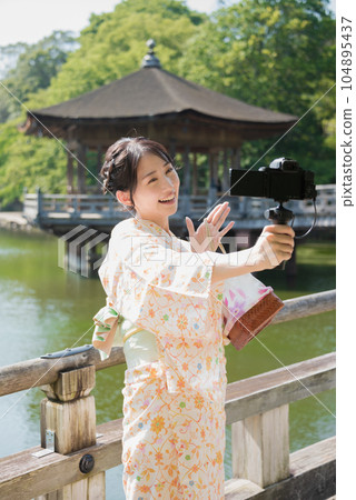 穿著和服的女人在旅遊景點自拍 V-log 104895437