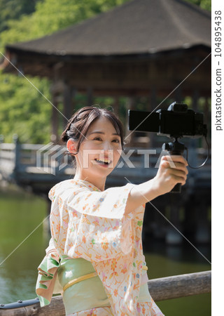 穿著和服的女人在旅遊景點自拍 V-log 104895438