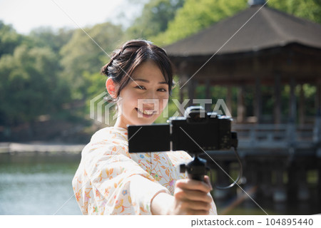 穿著和服的女人在旅遊景點自拍 V-log 穿著和服的女人在旅遊景點自拍 V-log 104895440