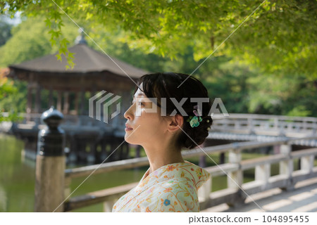 A kimono woman standing in a fresh green tourist spot 104895455