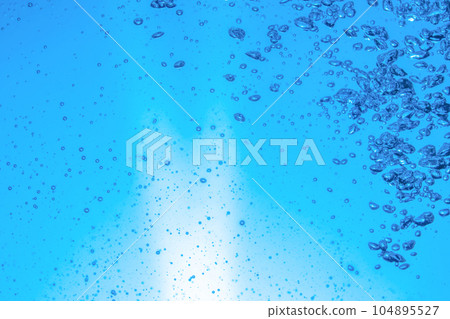 水藍色背景中的氣泡 水藍色背景中的氣泡 104895527