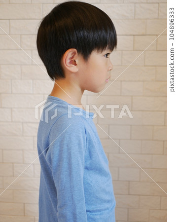 從側面看男孩姿勢很好 104896333