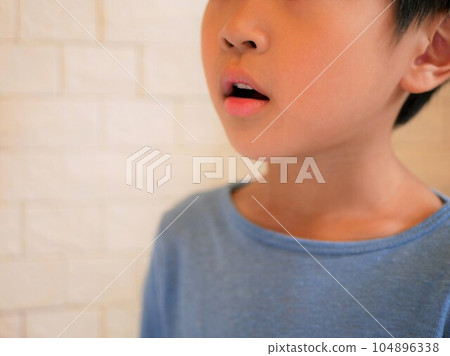 張開嘴男孩的側面輪廓 104896338