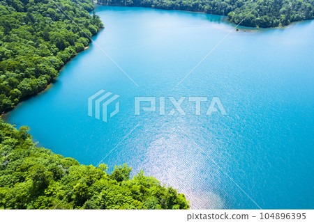 夏季 Okotanpe 湖鳥瞰圖 夏季 Okotanpe 湖鳥瞰圖 104896395