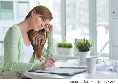 Portrait of a beautiful young woman 104896567