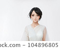 一名身穿白色背裙的年輕女子的插圖 AI 生成的圖像 104896805