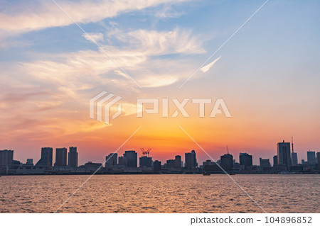 從豐洲看東京灣地區的夜景 從豐洲看東京灣地區的夜景 104896852