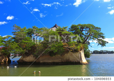 [Miyagi Prefecture] Matsushima Godaido under clear sky 104896933