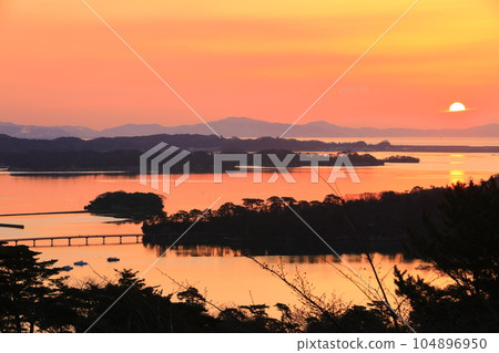 [Miyagi Prefecture] Matsushima Bay at sunrise (three views of Japan) 104896950