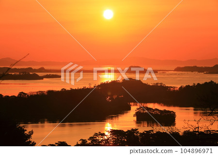 [Miyagi Prefecture] Matsushima Bay at sunrise (three views of Japan) 104896971