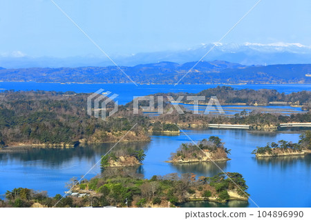 【宮城縣】晴天的松島灣和藏王山脈（日本三大風景勝地） 104896990