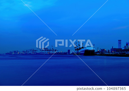 Night view of Shinagawa wharf seen from Shibaura wharf Long exposure 104897365