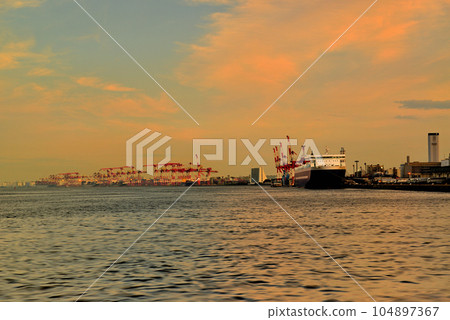 Evening view of Shinagawa wharf seen from Shibaura wharf 104897367