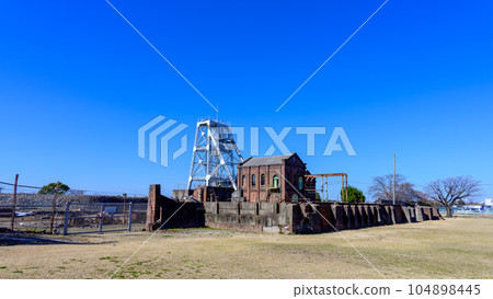 藍天映襯下的煤礦遺址（滿田煤礦站） 荒尾市 104898445