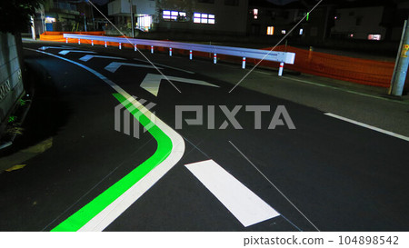 柏油路夜間風景（減速標誌、護欄、中心線） 104898542