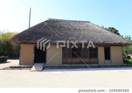 有茅草屋頂和土牆的日本老房子 104899360