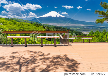 「山梨縣」初夏的富士山，新綠的二重曲峠 104899477