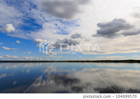 倒映在水面上的宇東內湖“秋天的北海道” 倒映在水面上的宇東內湖“秋天的北海道” 104899570