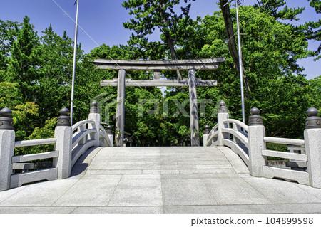 神奈川縣寒川町寒川神社上池橋和山王鳥居 104899598