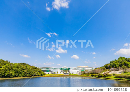 Blue sky and pond scenery Blue sky and pond scenery 104899818