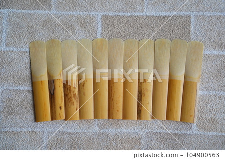 I bought a reed for my clarinet. Reeds arranged after opening the box. 104900563