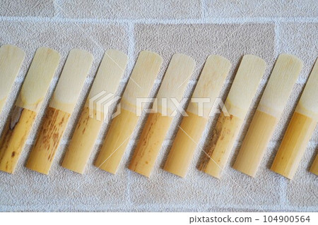 I bought a reed for my clarinet. Reeds arranged after opening the box. 104900564