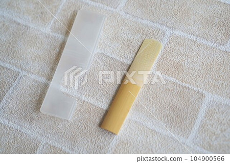 我為我的單簧管買了一根簧片。從盒子裡取出的天然蘆葦。 我為我的單簧管買了一根簧片。從盒子裡取出的天然蘆葦。 104900566
