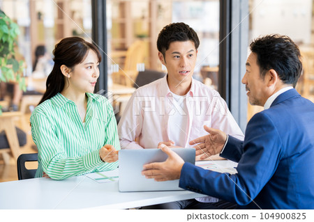 一對年輕夫婦諮詢中級規劃師 104900825