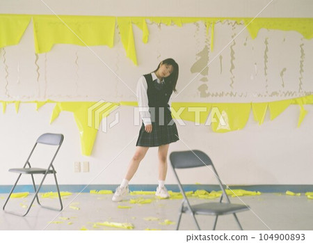 由於學校關閉，高中女孩站在藝術背景中 104900893