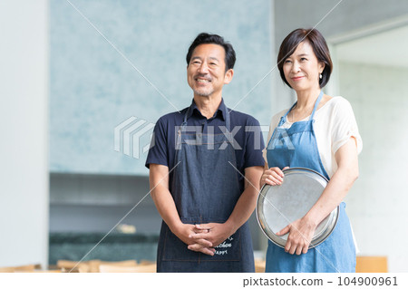 Middle-aged clerk working in a cafe 104900961