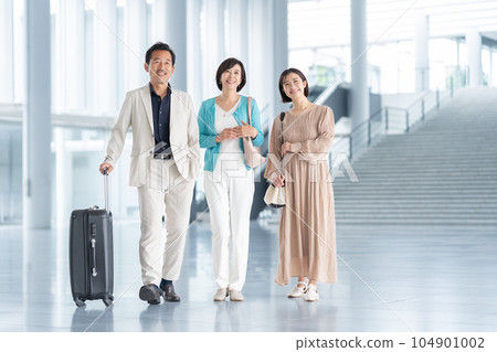 Middle-aged couple and daughter's family traveling 104901002