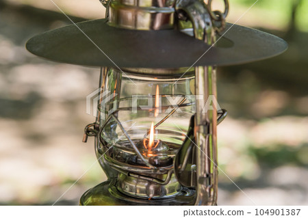 [Minimum solo camp hurricane lantern at auto campsite] 104901387