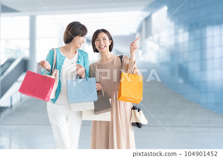 中年母女逛街 104901452