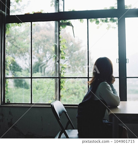 一個高中女生看著窗外的座位 104901715