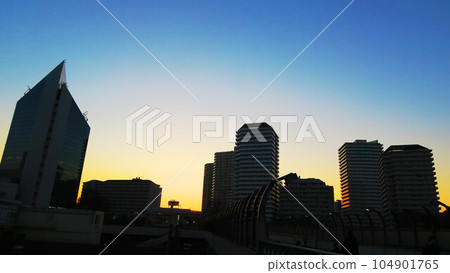 埼玉縣川口市川口站西口方向黃昏的建築物風景 埼玉縣川口市川口站西口方向黃昏的建築物風景 104901765
