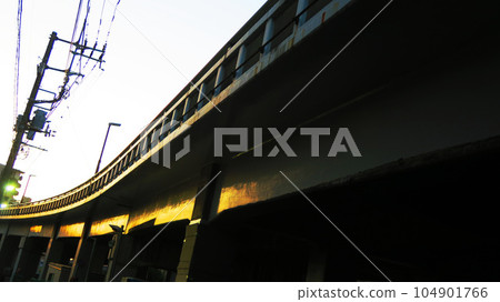 Sunset scenery of Kawaguchi Overpass in Kawaguchi City, Saitama Prefecture 104901766