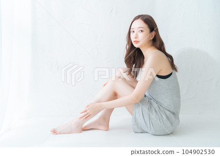 做腿部皮膚護理和按摩的年輕女性 104902530