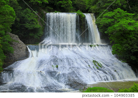 Ryumon Falls in early summer (Kokonoe Town, Oita Prefecture) 104903385