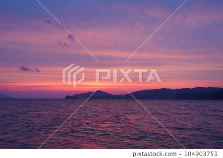 在日出前的海 在日出前的海 104903751