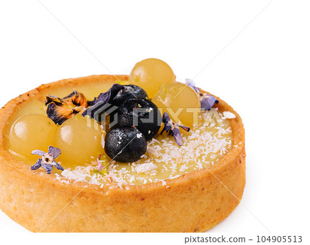 Lemon tartlet with blueberries and grapes 104905513