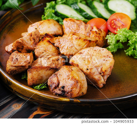 Grilled chicken and salad in a ceramic bowl 104905933
