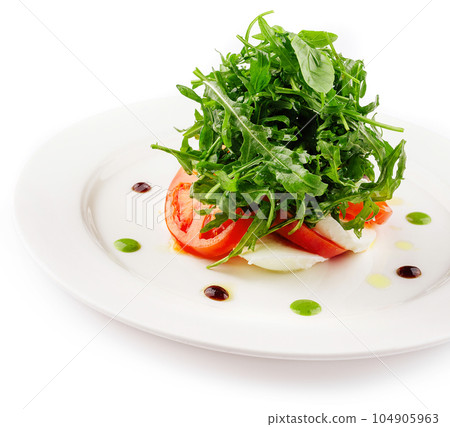 Green salad with arugula, tomato and feta cheese 104905963