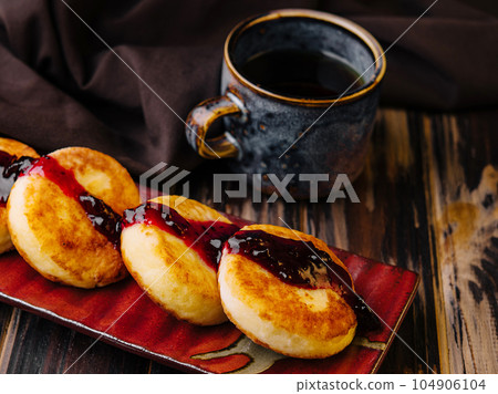 cottage cheese cakes with berry jam 104906104