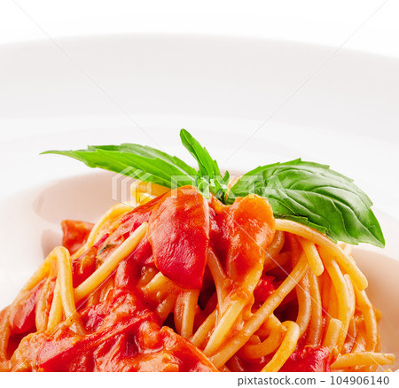 Spaghetti with tomato sauce and cherry tomatoes with basil 104906140